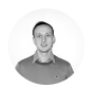 Retrato en blanco y negro de un hombre con camisa de cuello en un fondo circular, ideal para perfiles profesionales o biografías en línea.